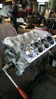 pistons in indy hemi block.jpg