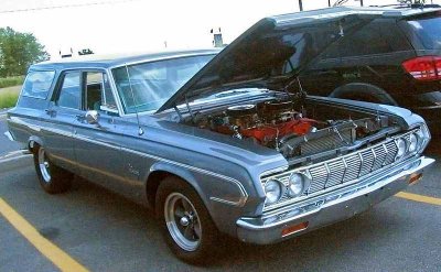 800px-Plymouth_Belvedere_Wagon_(Auto_classique_Bellepros_Vaudreuil-Dorion_'11).JPG