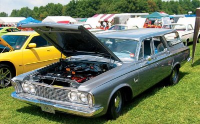 mopp_0801_06_z+weekend_mopar_heaven+63_plymouth_savoy_wagon.jpg