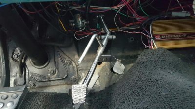 hemi w. new gas pedal1.jpg