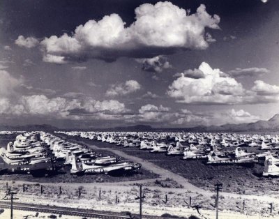 Kingman _Arizona_World_War_2_Bomber_Boneyard.jpg