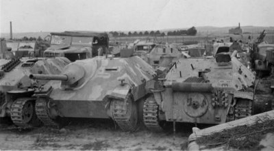 Hetzer_tank_destroyers_1945.jpg